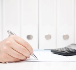 Arbeit mit Kugelschreiber und Taschenrechner