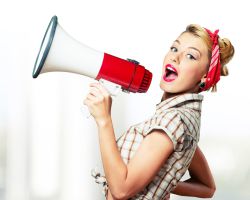 Frau mit Megafon und Stirnband