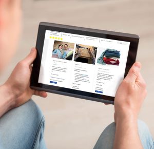 Mann betrachtet die "Unser Buxtehude" Website am Tablet