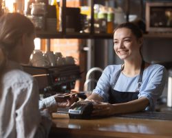 Frau am Tresen im Café