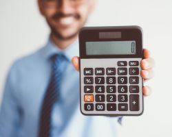 Mann mit Taschenrechner