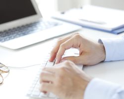 Mann bei der Arbeit am Schreibtisch