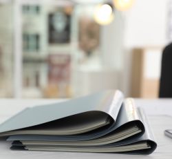 Arbeitsmappen auf dem Schreibtisch