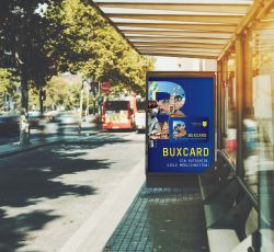 BUXCard Plakat an einer Bushaltestelle