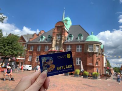Die BUXCard vor dem Buxtehuder Rathaus