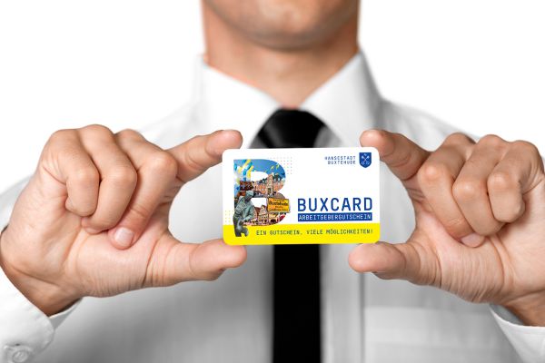 Mann h&auml;lt Arbeitgebergutschein in die Kamera